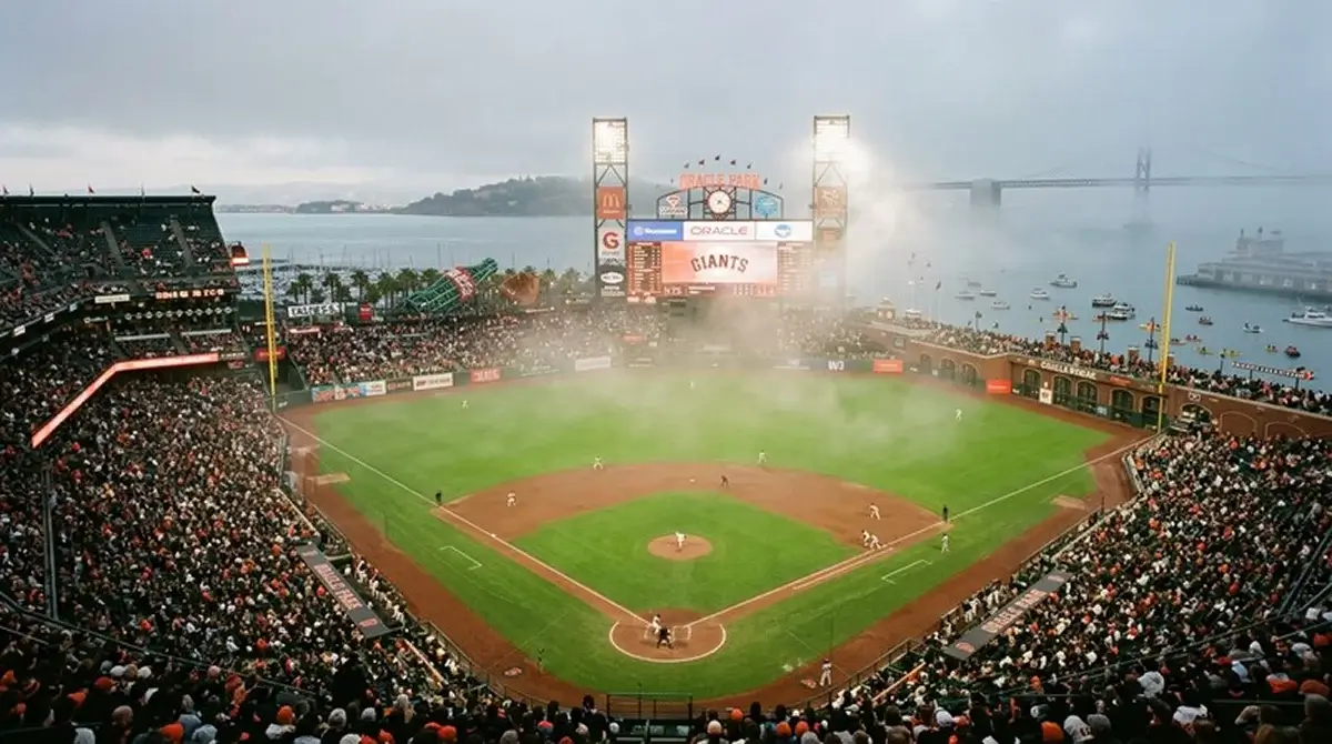 Pobřežní MLB stadion s mořským vlivem v atmosféře