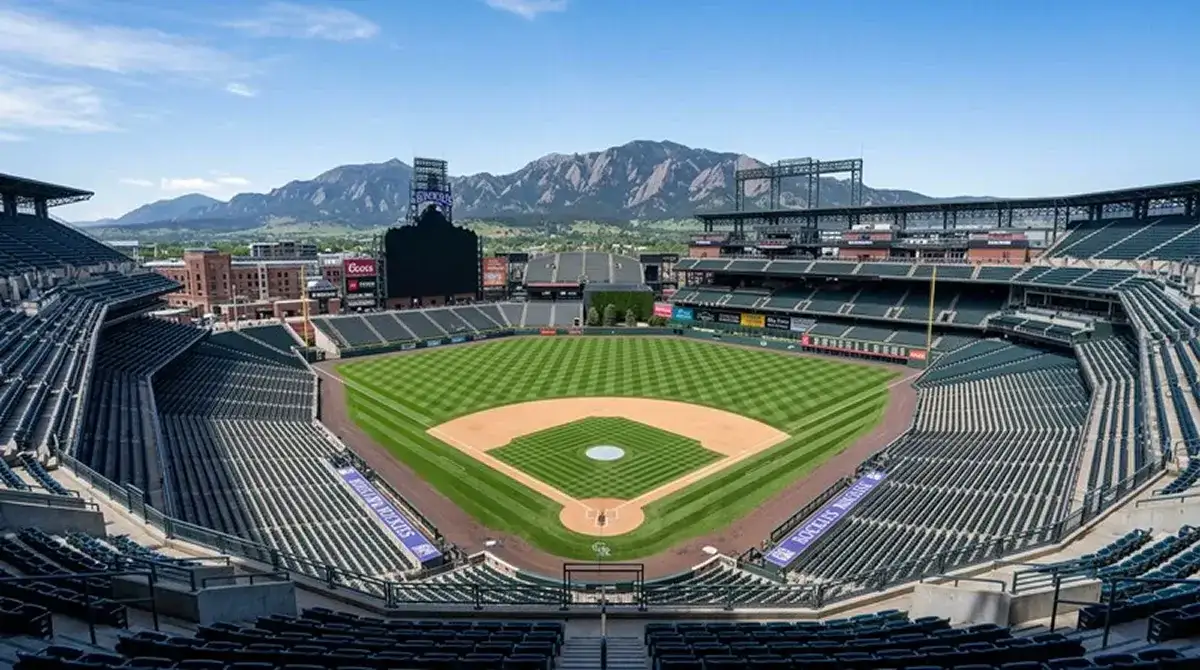Pohled na pole Coors Field v Denveru se vzdálenými horami v pozadí