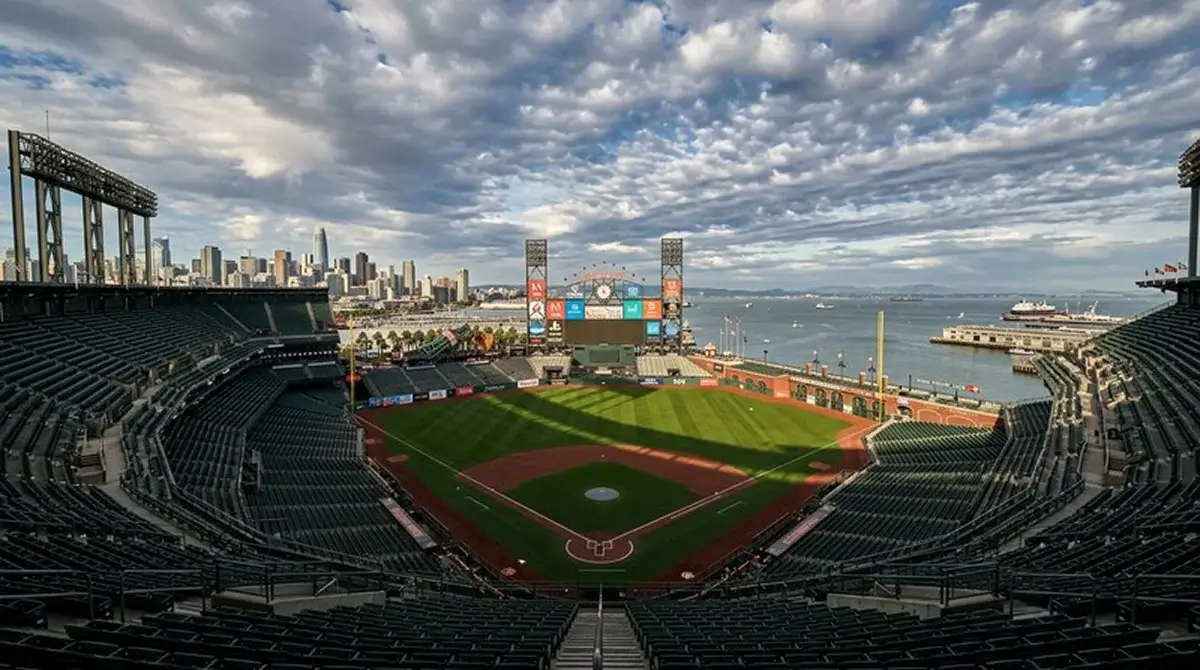 Stadion MLB s viditelnými meteorologickými podmínkami