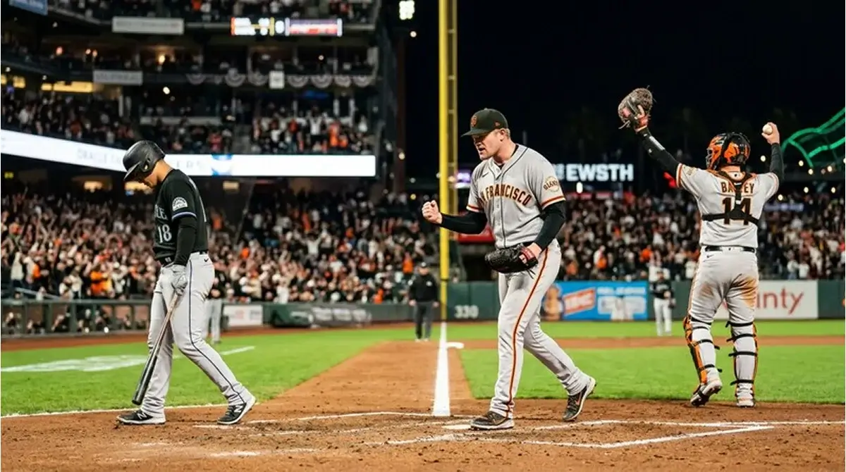 MLB nadhazovač oslavuje strikeout v zápase