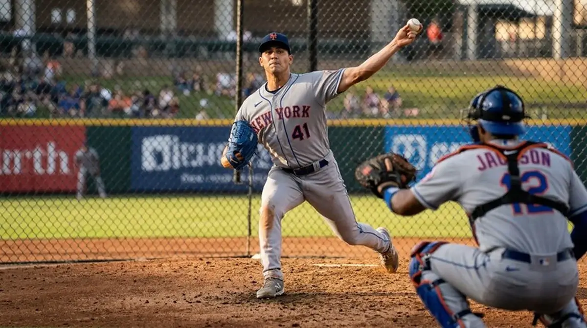 Startovní nadhazovač MLB během rozcvičky před zápasem v bullpenu