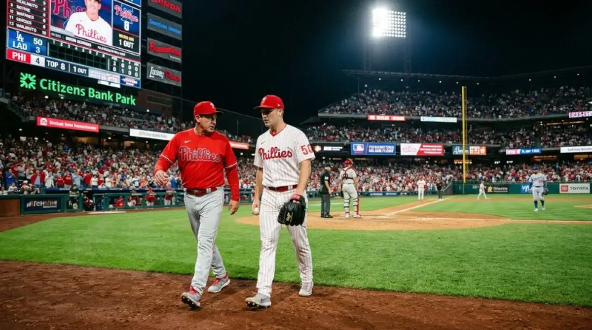 Trenér MLB během návštěvy nadhozovacího kopce při střídání