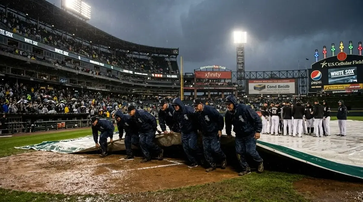 Předčasně ukončený MLB zápas kvůli dešti s plachtou na hřišti